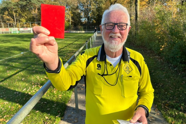 Scheidsrechter Herman (80) fluit al 40 jaar zonder rode kaart uit te delen