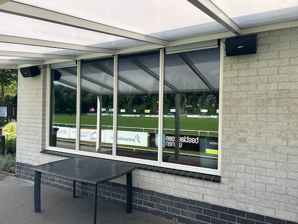 Nieuwe geluidsinstallatie voor het terras en langs de voetbalvelden
